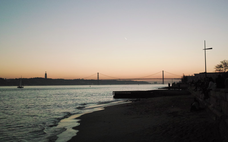 Rundreise durch Portugal – Lissabon Hafen Sonnenuntergang